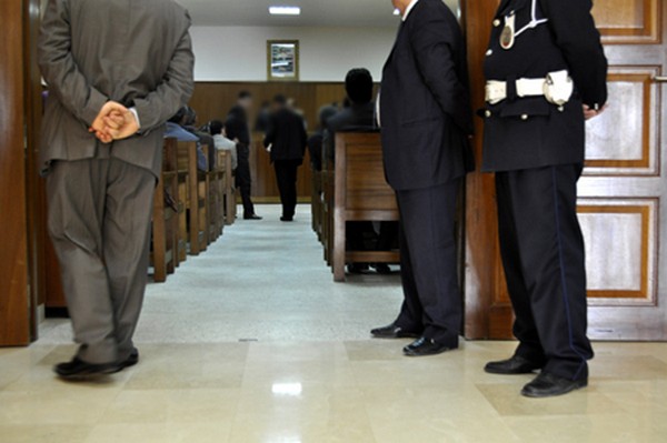 المسؤول الولائي المرتشي بمراكش ينهار وسط المحكمة بعد سماع حكم الإدانة ! 
