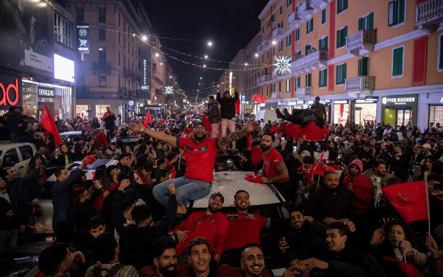 السلطات الإيطالية تعتقل ملثمين هاجموا الجماهير المغربية خلال احتفالات التأهل (صور وفيديو)