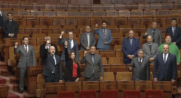 برلمانيون يرتدون قميص الأسود و يرددون النشيد الوطني احتفالاً بالتأهل المونديالي (صور)