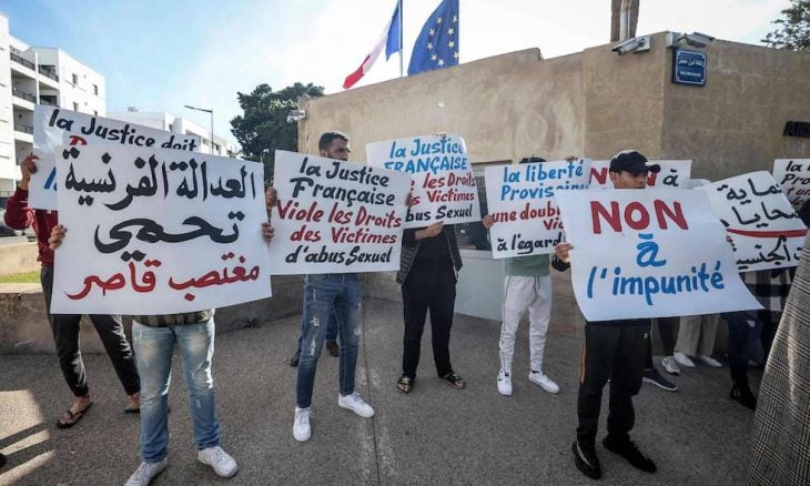 إحتجاجات أمام السفارة الفرنسية بالرباط تنديداً بإفراج القضاء الفرنسي عن مغتصب شابات مغربيات