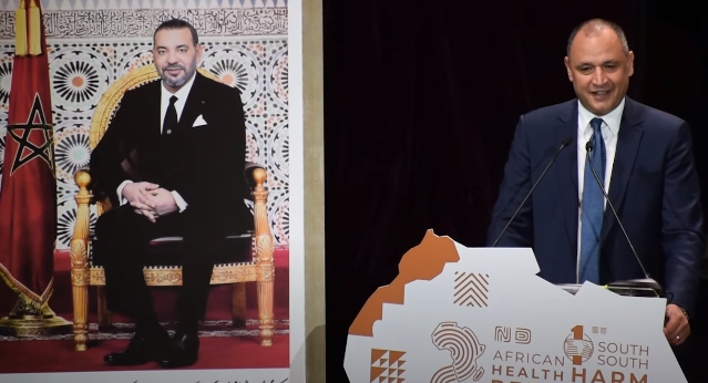 الوزير مزور يرفض الحديث باللغة الفرنسية في مناظرة مراكش و يفضل الإنجليزية والإسبانية (فيديو)