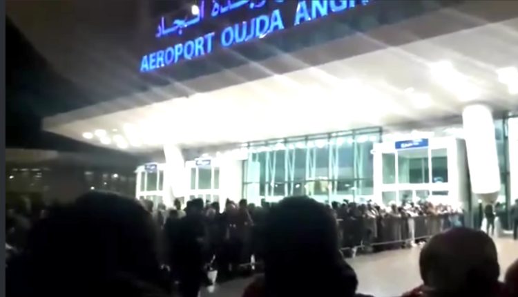 أصبحوا أبطالاً قوميين…ألاف المغاربة يتقاطرون على مطار وجدة لإستقبال بعثة نهضة بركان بالزغاريد(فيديو)