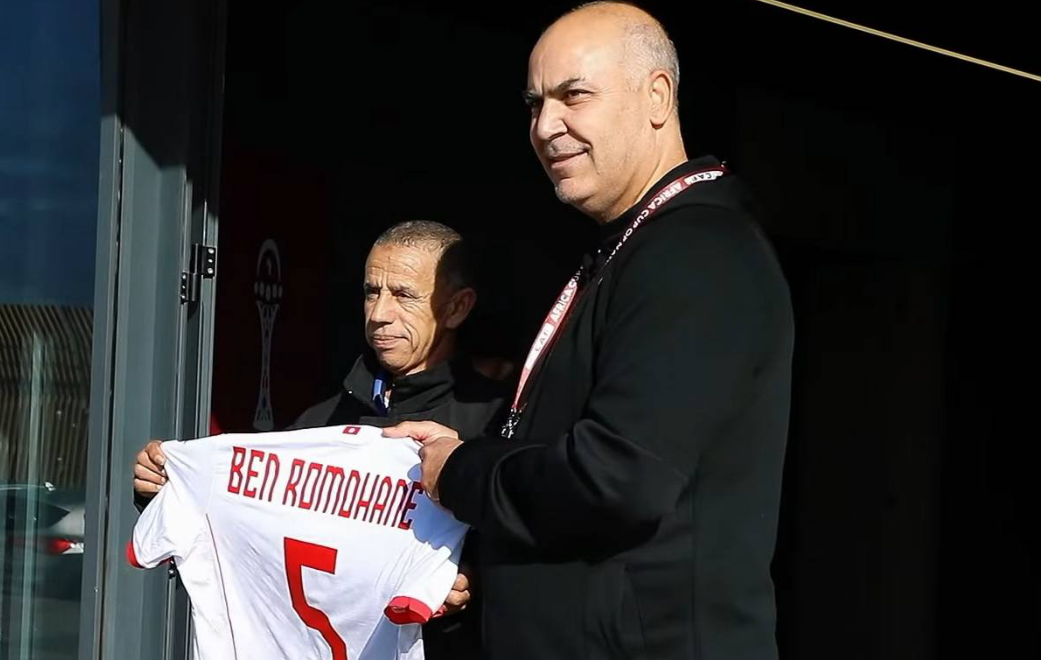 سامي الطرابلسي يكرم عاملًا مغربيًا بإهدائه قميص المنتخب التونسي