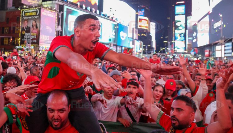 آلاف الجماهير المغربية تحتل تايمز سكوير في نيويورك قبل موقعة البرازيل (صور)