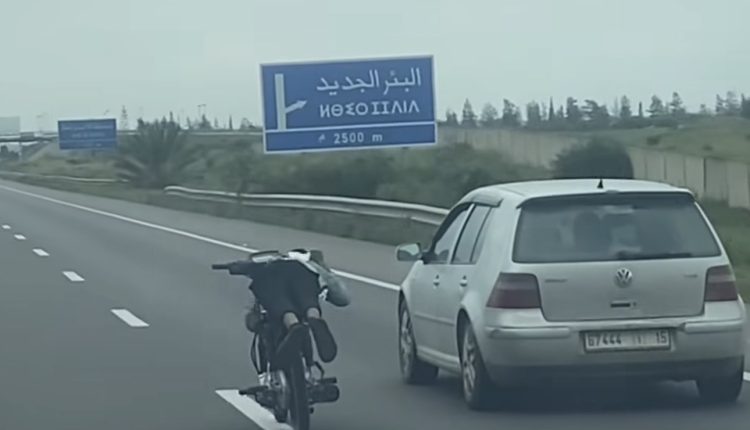 فوضى وتسيب…مشاهد خطيرة تطرح سؤال من المسؤول على تأمين الطرق السيارة بالمغرب