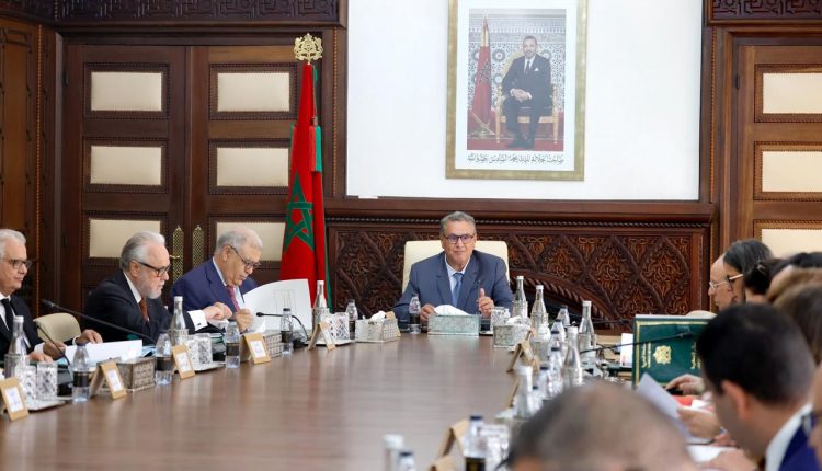 الحكومة تستعرض تطور نسب النمو منذ 2021 وتدافع عن حصيلتها بالأرقام