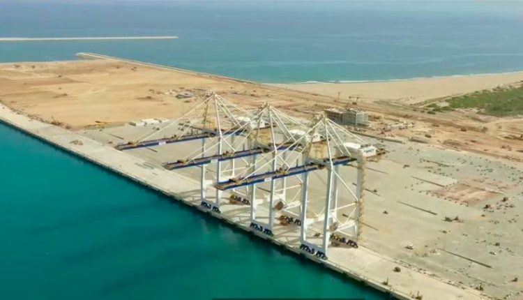 وصول أولى الرافعات العملاقة يرفع جاهزية ميناء الناظور غرب المتوسط