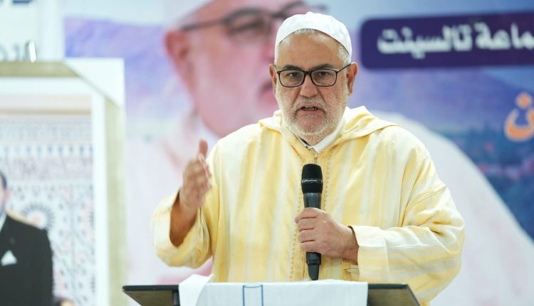 بنكيران يهاجم صديق الملك والمغرب الرئيس الفرنسي إيمانويل ماكرون ويصفه بالميكروب