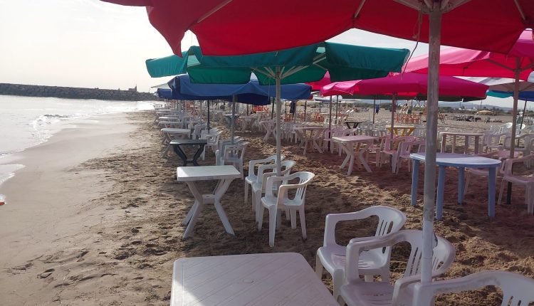 عودة ظاهرة احتلال الشواطئ تثير مطالب بتشديد المراقبة